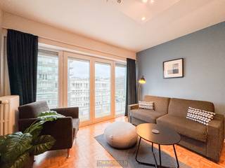 Charmant 1-slaapkamerappartement met ZIJDELINGS ZEEZICHT, INSTAPKLAAR COMFORT en een TOPLIGGING op de ZEEDIJK van Oostende. Dit VERZORGD appartement verwelkomt u via een centrale inkomhal die vlot toegang geeft tot alle ruimtes. De LICHRIJKE woonkamer met grote raampartijen geniet van een OPEN, ZONNIGE SFEER en vormt samen met de INGERICHTE KEUKEN een aangename leefruimte waar wonen en ontspannen perfect samengaan. De MODERNE BADKAMER is praktisch en comfortabel ingericht, terwijl de VOLWAARDIGE SLAAPKAMER rust en privacy biedt. Een extra troef is de PRIVATE BERGRUIMTE in de kelderverdieping, ideaal voor extra stockage. Gelegen pal aan het strand en met ZICHT OP DE NOORDZEE, woont u hier op WANDELAFSTAND van winkels, openbaar vervoer en gezellige horecazaken. Deze UITSTEKENDE LIGGING maakt het appartement bijzonder aantrekkelijk voor wie op zoek is naar een VASTE WOONST, een TWEEDE VERBLIJF aan zee of een INTERESSANTE INVESTERING in vastgoed in Oostende.<br /><br />Adres: Zeedijk 138, 8400 Oostende<br /><br />G-score en P-score A, Geen renovatieverplichting van toepassing