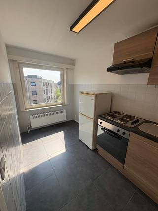 Dit ongemeubeld appartement bestaat uit: inkom met veel ingemaakte kasten, lichtrijke woonkamer, keuken, 2 slaapkamers, toilet, badkamer met ligbad, berging met mogelijkheid aansluiting wasmachine én afgesloten, overdekte autostaanplaats in residentie.<br />Lift in het gebouw + fietsenberging.<br />Onmiddellijk vrij.<br />Privatieve tellers voor water, verwarming (gas) en elektriciteit.<br /><br />Maandelijkse huurprijs: 720 EUR + 60 EUR algemene kosten = 780 EUR/MND.