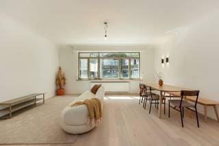 <p><span>ANTWERPEN - Markgravewijk: </span><span>Gerenoveerd gelijkvloers appartement met 3 slaapkamers, patio en grote, zonnige stadstuin. EPC-label B.</span></p><p><span> </span></p><p><span>In de gegeerde Markgravewijk bevindt zich dit stijlvol en volledig gerenoveerd gelijkvloers appartement, waar comfort, ruimte en een aangename buitenbeleving mooi samenkomen.</span></p><p><span> </span></p><p><span>BESCHRIJVING : </span></p><p><span> </span></p><p><span>De inkomhal geeft uit op een open en lichtrijke eet- en leefruimte op parketvloer, wat meteen een warme en kwalitatieve sfeer creëert. </span></p><p><span>Aansluitend bevindt zich de volledig ingerichte keuken, uitgerust met alle nodige toestellen en voorzien van hedendaags comfort.</span></p><p><span> </span></p><p><span>Via de nachthal bereikt men de meer private vertrekken. </span></p><p><span>Hier bevindt zich badkamer 1, uitgerust met een ligbad en een enkel lavabomeubel, evenals een apart toilet met handenwasser en een praktische bergruimte/technische ruimte met de individuele verwarmingsketel en extra opbergmogelijkheden.</span></p><p><span>De polyvalente kamer kan perfect worden ingericht als bureau, babykamer of dressing en geeft uit op een knus terras waar het aangenaam vertoeven is in alle rust.</span></p><p><span> </span></p><p><span>Verder bevinden zich achteraan twee volwaardige slaapkamers met een mooi zicht op de ruime, zonnige en groen aangelegde stadstuin met terras. </span></p><p><span>De masterbedroom beschikt bovendien over een ensuite badkamer, voorzien van een inloopdouche, dubbel lavabomeubel en toilet, wat zorgt voor extra comfort en privacy.</span></p><p><span> </span></p><p><span>De buitenruimtes vormen een echte troef: een gezellige patio en een zonnige, ruime stadstuin die een uitzonderlijke woonbeleving bieden midden in de stad.</span></p><p><span> </span></p><p><span>Mogelijkheid tot aankoop staanplaats aan 40.000 €.</span></p><p><span> </span></p><p><span>BIJZONDERHEDEN : </span></p><p><span> </span></p><p><span>* Volledig gerenoveerd appartement</span></p><p><span>* Knus terras én ruime stadstuin</span></p><p><span>* Fietsenberging en kelderberging </span></p><p><span>* individuele nutsvoorzieningen </span></p><p><span>* Oppervlakte volgens EPC: 132 m² (exclusief tuin en terras)</span></p><p><span>* Centrale ligging in de Markgravewijk</span></p>