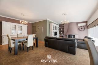 Voor meer info en foto’s, surf naar www.swevers.be – Ruimte, comfort en een groen uitzicht staan centraal in deze gelijkvloerse open bebouwing aan de Koerselsesteenweg 168 in Koersel. De woning werd gebouwd in 1973 en ligt op een uitzonderlijk perceel van 2.086 m². Met een bewoonbare oppervlakte van 339 m², vier slaapkamers en tal van extra ruimtes is dit een ideale gezinswoning, maar ook bijzonder geschikt voor wie wonen en werken wil combineren. Een grote troef is de ruime zolder van maar liefst 186 m² met Veluxramen. Deze biedt mogelijkheden voor extra slaapkamers, hobbyruimte of speelkamer. Ook een verdere invulling in functie van kangoeroewonen behoort tot de mogelijkheden. Doorheen de jaren werden belangrijke renovaties uitgevoerd aan onder meer het dak, de ramen, verwarming, keuken en verwarmingsketel. Daarnaast beschikt de woning over zonnepanelen, airconditioning, een alarminstallatie, een regenwaterput van 10.000 liter en een driefasige elektriciteitsaansluiting. De lichtrijke living van 42 m² sluit aan op de vernieuwde keuken. Verder zijn er een badkamer, apart gastentoilet, een wasplaats en vier slaapkamers van 18 m², 17,5 m² en tweemaal 10,5 m². De slaapkamer aan de voorzijde kan perfect ingericht worden als bureau of praktijkruimte. Ideaal voor zelfstandigen, mensen met een bijberoep of iemand die veel van thuis uit werkt. Extra troeven zijn de inpandige garage van 21 m², carport, een volledig onderkelderde verdieping van 177 m². De ruime tuin geniet van veel privacy en een prachtig groen uitzicht. Het perceel is volledig afgesloten, hetgeen ideaal is voor mensen met huisdieren. Winkels, scholen, restaurants en het centrum van Beringen liggen op ongeveer 1 km. Openbaar vervoer bevindt zich op amper 50 meter. Voor meer informatie, bel 011 255 155. Bron bewoonbare oppervlakte: EPC – verslag.