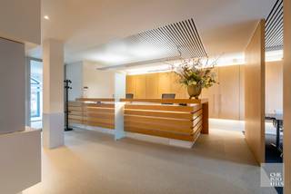 <span><strong>INDELING<br /><br /></strong></span>Dit kantoor bevindt zich volledig gelijkvloers en voorziet: een inkomhal, lobby/ontvangstruimte, vier burelen, berging met kluis, toiletten, kitchenette, technische berging en een vergaderruimte. <br /><br /><span><strong>AFWERKING</strong></span><br /><br />Hoogwaardige afwerking, bemeubeld, airconditioning en alarminstallatie voorhanden.