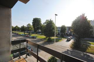 In 2016 volledig gerenoveerd 1-slk appartement. Inkomhal met vestiairekast en gastentoilet, woonkamer (35 m²) met aansluitend ZW-terras (ca 6m²), toegang naar hoofdslaapkamer (ca 14m²) via schuifdeur en doorgang tot badkamer met ligbad en douchescherm. Volledig geïnstalleerde keuken en aansluiting voor wasmachine. Berg- en fietsenkelder. Verwarming en elektriciteit privatief. Bijdrage in de kosten €75/maand (incl water en onderhoud gemene delen). Ideaal eerste bewoning of investering.