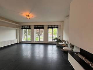 Op zoek naar een lichtrijk, ruim en gerenoveerd appartement? Dan is dit pareltje op het Philips de Monteplein een buitenkans! Ideaal gelegen in Edegem, centraal maar toch rustig, op de 1e verdieping van een verzorgd en kleinschalig gebouw. 

U komt binnen in de lichtrijke leefruimte met open, volledig geïnstalleerde keuken. Aansluitend bevindt zich het grote terras. In de hal vindt u nog een apart gastentoilet met handenwasser. Een verdieping hoger vindt u de 3 ruime slaapkamers en de badkamer - uitgerust met ligbad, dubbel lavabomeubel en toilet. Tot slot is er plaats voor fietsen en vuilbakken in de gemeenschappelijke garagebox.

Dit appartement is zeer verzorgd, uitstekend onderhouden én heeft een prachtige epc-score van 128 kWh/m²jaar. De aluminium ramen met dubbele beglazing en verwarmen doet u op centrale verwarming op aardgas met een individuele condensatieketel (2021). En ook de elektrische installatie werd gekeurd en is volledig conform tot 2051. Het gebouw beschikt over aparte meters voor water, gas en elektriciteit, waardoor u enkel betaalt voor uw eigen verbruik. Er zijn geen maandelijkse gemeenschappelijke kosten.

Het appartement is onmiddellijk beschikbaar. Waarborg: 3 maanden op geblokkeerde rekening – plaatsbeschrijving op gedeelde kosten.

Voor meer informatie of een gratis waardebepaling van uw vastgoed kan u een aanvraag invullen op onze website of even bellen op het nr. 03/345.88.99.