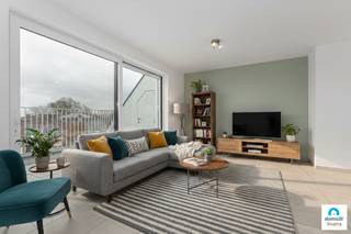 Roeselare nabij centrum – Stijlvol nieuw dakappartement in hartje stad met twee slpks en twee terrassenOntdek dit moderne en luxueus afgewerkte...