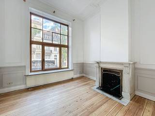 Brabançonnelaan | Prachtige triplex met tuinIdeaal gelegen aan de groene Brabançonnelaan, op enkele passen van de Ambiorixsquare en de Europese instellingen, biedt deze prachtige triplex een uitzonderlijke leefomgeving. De woning is volledig gerenoveerd en combineert de charme van een Brusselse gevel met moderne voorzieningen en ruime volumes.Het huis is verdeeld over vier niveaus:Het gelijkvloers omvat een ruime en lichte open leefruimte met een salon, een eetkamer en een super-uitgeruste keuken, die toegang geeft tot een aangenaam terras en een stadstuin.De eerste verdieping bestaat uit twee grote slaapkamers, waarvan één met een eigen badkamer.De mezzanine biedt een polyvalente ruimte, perfect voor een derde slaapkamer of een bureau, met een eigen doucheruimte.Tot slot beschikt de ingerichte kelderverdieping over een mogelijke vierde slaapkamer (of speelkamer) met eveneens een eigen doucheruimte.Met zijn 3 tot 4 slaapkamers en 3 badkamers is dit huis de perfecte woning voor een gezin dat op zoek is naar comfort en praktisch gemak in het hart van de Europese wijk.Praktische info:Huurprijs: € 3.250/maandBeschikbaarheid: OnmiddellijkEPC: D (voorlopig)Een zeldzame kans op de markt. Te bezoeken zonder uitstel.