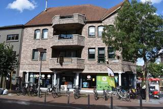 Ruim appartement gelegen in het centrum van Genk.<br />Dit appartement bevindt zich op de eerste verdieping, in het gebouw is een lift aanwezig.<br />Bij het binnenkomen hebben we de hal, een apart toilet. Op badkamer is er een bad en douche, de badkamer is volledig betegeld.<br />Ook zijn er 3 ruime slaapkamers met parketvloer. In de bergruimte is er plaats voor de droogkast en een wasautomaat.<br />De keuken is volledig geïnstalleerd en beschikt over een, oven, dampkap, kookplaat en frigo, verder is er ook nog een terras aanwezig wat betreden kan worden via de keuken en leefruimte. <br />De leefruimte beschikt over een parketvloer en een overvloed en ramen, dit creëert een extra ruim gevoel, de parketvloer is volledig opgeschuurd waardoor deze "nieuw" is.<br />De algemene onkosten bedragen €85 per maand, ook is er een videofoon aanwezig.<br /><br />-Verwarming op aardgas + dubbele beglazing.<br />-Lift aanwezig.<br />-Bergruimte aanwezig in de kelder + in het appartement.<br />-In het centrum van Genk.<br />-3 slaapkamers.<br /><br />Wil je meer informatie of het appartement bezichtigen?<br />Dan kan je ons altijd contacteren via info@immo-bosmans.be op of het nummer 0499/30.87.87.