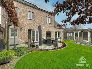 PLUSPUNTEN:<br />+ perceeloppervlakte: 435 m²<br />+ bewoonbare oppervlakte: 153 m² <br />+ mogelijkheid tot uitbreiding door ruime zolder<br />+ 4 slaapkamers<br />+ praktisch ruime dressing<br />+ carport én inpandige garage<br />+ voorzien van zonnepanelen én airco<br />+ landelijke woning<br />+ doodlopende straat<br />+ vrij vanaf 1 oktober 2026 (in overleg kan eerder)<br /><br />ALGEMEEN:<br />In het landelijke Kaulille, verscholen in een rustige doodlopende straat, wacht deze charmante pastorijwoning op haar nieuwe bewoners. Vanaf het moment dat je de Bosakkerstraat indraait, voel je de rust en het warme karakter dat deze woning uitstraalt. De stijlvolle gevel, het verzorgde perceel en de perfecte ligging vormen samen een plek waar thuiskomen vanzelf gaat.<br /><br />Binnen word je verwelkomd door een aangename inkomhal die leidt naar een gezellige leefruimte, waar lichtinval en knus wooncomfort hand in hand gaan. De open keuken sluit hier naadloos op aan en vormt het hart van de woning. Vanuit de keuken bereik je de inpandige garage, een praktische troef die het dagelijkse comfort verhoogt. De achterinkom en berging bevinden zich afzonderlijk, waardoor alles logisch en overzichtelijk georganiseerd is. Buiten ontdek je een sfeervolle tuinkamer met zicht op de onderhoudsvriendelijke tuin, een heerlijke plek om te vertoeven, het hele jaar door.<br /><br />Op de bovenverdieping bevinden zich vier volwaardige slaapkamers, waaronder een ruime master bedroom met eigen dressing. Verder vind je op deze verdieping een comfortabele badkamer voorzien van zowel een bad als een douche. De grote zolder biedt extra opslagruimte of potentieel voor wie graag nog uitbreidingsmogelijkheden achter de hand houdt. Buiten geniet je van een mooi perceel van 429 m², compleet met carport en tuinberging.<br /><br />Deze woning uit 2013 is niet alleen instapklaar, maar ook uitzonderlijk energiezuinig dankzij haar EPC-score van 67 kWh/m². Een ideale kans voor wie houdt van landelijke charme, maar ook moderne kwaliteit en een rustige omgeving weet te waarderen.<br /><br />INDELING:<br />+0: inkomhal, toilet, woonkamer, keuken, achterinkom, beriging, garage, tuinkamer, tuinberging<br />+1: nachthal, badkamer, 4 slaapkamers, dressing<br /><br />FINANCIERING:<br />Opgelet: voor woningen gelegen in België zijn enkel Belgische hypotheken mogelijk. Maak tijdig een afspraak zodat u zich op voorhand kan bevragen over de mogelijkheden.<br />Kandidaat-kopers die hun financiële plaatje al hebben voorbereid, wekken altijd meer vertrouwen.<br /><br />SUCCESVOL VERKOPEN?<br />Dankzij succesvolle transacties zijn wij steeds op zoek naar nieuw aanbod voor onze zoekende kandidaat-kopers en -huurders. Overweegt u te verkopen of te verhuren? Informeer vrijblijvend naar onze werkwijze.<br /><br />HOUD ME OP DE HOOGTE:<br />Niet gevonden wat u zocht? Schrijf u gratis in op onze website zodat u vrijblijvend op de hoogte wordt gebracht van nieuw aanbod: https://www.immosign-plus.be/nl/hou-me-op-de-hoogte/ .<br /><br />INFO &amp; BEZOEK:<br />🔑 Een woning die je moet ervaren om volledig te waarderen.<br />Neem vandaag nog contact met ons op voor een bezichtiging en laat je betoveren door de charme van deze unieke eigendom. Contacteer ons op +32 89 87 03 67 of mail naar info@immosign-plus.be voor het maken van een vrijblijvende afspraak.