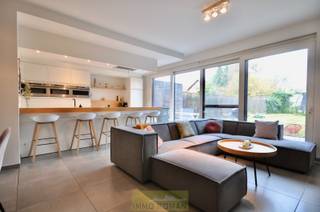 <span><span><span><span><span><span><span><span><span><span>Deze <strong>moderne</strong> en <strong>recente </strong>nieuwbouwwoning is heel centraal gelegen in Oudenaarde, op wandelafstand van het station, scholen, supermarkten, het park en winkels.</span></span></span></span></span></span></span></span></span></span><br /><br /><span><span><span><span><span><span><span>Op het gelijkvloers hebben we een inkomhall met ingemaakte vestiaire, een aangename bureau-ruimte, toilet en traphal. Daarop volgt een moderne leefruimte met open keuken. De <strong>lichtrijke leefruimte</strong> is voorzien van schuiframen. De keuken is bijzonder mooi van ontwerp en vervaardigd uit de beste materialen, waaronder <strong>hoogstaande keukenapparatuur</strong> en composieten werkblad. Aan de keuken bevindt zich ook een bargedeelte.  Onder de trap is er een opbergruimte. De garage met automatische sectionaalpoort is ruim en heeft alle voorzieningen voor was- en droogautomaat + uitgietbak.<br />De ruime tuin is <strong>Zuid-gericht</strong> en bevat een terras over de volledige gevelbreedte en een aangelegd gazon. <br />Via de massieve trap gaan we naar boven waar zich <strong>4 ruime slaapkamers</strong> bevinden. Sommige daarvan zijn uitgerust met wastafelmeubel. De master bedroom is voorzien van een driedelige schuifdeurkast met spiegel. De badkamer is eveneens uitgerust met ruime inloopdouche en designmeubilair. Er is ook een apart toilet en een technische ruimte die ook kan dienen als berging.<br /><br /><strong>Energiezuinige woning</strong>: vloerverwarming (condensatieketel op aardgas), driedubbele beglazing, zonnewering, regenwater. Overal verlichtingsarmaturen aanwezig en in de gang en alle slaapkamers is parket voorzien.<br />Vrij vanaf <strong>15 februari 2026</strong><br />Interesse? Contacteer Immo Roman: gsm 0472 35 92 86</span></span></span></span></span></span></span>