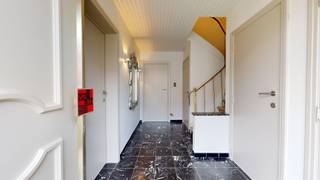 Op het einde van een verkeersluwe straat bevindt zich deze woning met 3 slaapkamers, oprit met garage, terras en tuin.<br /><br />De woning virtueel bezoeken kan op deze link:<br />https://my.matterport.com/show/?m=w6TXzbMp4E3<br /><br />De woning effectief bezichtigen kan na afspraak.<br /><br /><br />BESCHRIJVING TEERLINGVELDSTRAAT 49:<br /><br />Met een perceelsoppervlakte van ±487m² heeft de woning op het gelijkvloers een inkomhal met trap, apart wc, toegang tot vestiaire kast en bergruimte, een lichtrijke woonkamer en aanpalend de keuken met daarna een veranda en wasruimte. <br /><br />De woonkamer, voorzien van pelletkachel, is ruim en het daglicht via de raampartijen geeft een open sfeer. Het raam in de woonkamer geeft uit op het terras.<br /><br />Op de eerste verdieping bevinden zich 4 ruimtes: 3 (slaap)kamers en een badkamer met toilet. Er is een uitschuifbare trap naar de zolder.<br /><br />Achter de garage is er een overdekt terras met tuin en uitzicht op de velden. <br /><br />Het centrum van Nieuwerkerken is vlakbij, vlot en snel te bereiken per fiets, het centrum van Aalst op slechts 10 min. en de woning ligt op 5 min verwijderd van de opritten E40, Brussel-Gent.