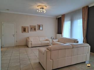 <p><span>Gelijkvloers appartement gelegen pal in het centrum van Borgloon.</span><span><br /><br />Alle voorzieningen zijn op wandelafstand.</span><span> </span><span>Denken we maar aan winkels, openbaar vervoer, <br />restaurants, cafeetjes, recreatieve mogelijkheden, etc... <br /></span><span><br />Parkeergelegenheid in de aanpalende straat en er is een gratis stadsparking op wandelafstand.<br /><br />Het appartement deelt een aparte ingang met nog 1 ander appartement.<br /><br />Men komt binnen in de lichtrijke leefruimte met hoge plafonds. Aansluitend treft men het <br />keukengedeelte, uitgerust met kwalitatieve AEG toestellen (koelkast, oven met stoom-functie, <br />afwasmachine en een inductiekookplaat met dampkap).<br />Aansluitend is er een ruime berging, voorzien van kasten en rekken en een waterontkalker.<br />In deze berging treft men ook de aansluiting voor een wasmachine.<br /><br />In de nachthal kan men een vestiaire ruimte creëren.<br />Via de hal treft men de 2 slaapkamers, de badkamer en een apart toilet.<br />De badkamer is voorzien van een douche met massagestralen en een enkele lavabo <br />met veel opbergruimte.<br />De 2 slaapkamers zijn voorzien van kleerkasten.<br /><br />Het aangenaam zonnig terras aan de achterzijde van het gebouw kan men bereiken via<br />beide slaapkamers. <br /><br />Alle ramen zijn voorzien van elektrische rolluiken (straatzijde kan automatisch ingesteld worden).<br />Lichtarmaturen, vliegenramen en gordijnen werden reeds voorzien.<br /></span><span><br />Algemene informatie:</span><span><br />Huurprijs: 795 euro/maand<br />Algemene onkosten: 60 euro/maand <br />Vrij vanaf: onmiddellijk<br />EPC-waarde: Label C <br />Huisdieren: niet toegelaten</span></p>