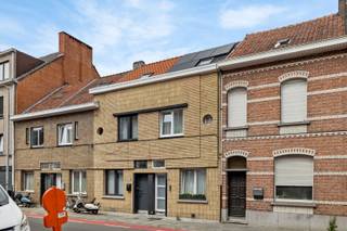 Deze recent gerenoveerde woning combineert karakter en comfort op een unieke manier. De prachtige art-deco gevel geeft deze perfect afgewerkte...