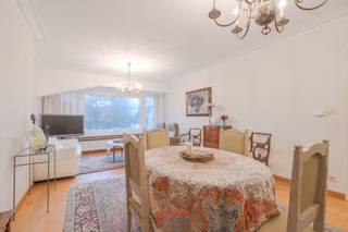 In het hart van Oostende, vlak bij het Stadhuis, bieden wij dit appartement met 2 slaapkamers te huur aan. Dankzij de centrale ligging geniet u van alle voorzieningen op wandelafstand: winkels, openbaar vervoer, horeca, zee en strand. Het appartement beschikt over een lichtrijke leefruimte met comfortabele zithoek en eethoek, een volledig ingerichte keuken, twee volwaardige slaapkamers en een badkamer. Het appartement is instapklaar en ideaal voor wie comfortabel en zorgeloos wil wonen in de stad. Het appartement kan zowel gemeubeld als ongemeubeld worden gehuurd.<br />150 EUR voorschot op de syndicuskosten (verwarming en water incluis).<br />EPC = 128