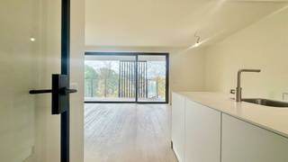 Ideally located a few steps from the Square des Héros and Wolvendael Park, this magnificent new apartment will charm you with its brightness,...