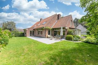 Rustig gelegen charmant villa-landhuis met schitterende parktuin nabij Kortrijk.Het centraal gelegen hoofdgebouw vormt het warme hart van de woning, geflankeerd door twee vleugels: aan de ene zijde een volledig ingerichte loft/polyvalente ruimte (met afzonderlijke toegang), aan de andere zijde een bijgebouw met garage en ruimte die nog naar wens kan worden afgewerkt – bijvoorbeeld als poolhouse of als professionele ruimte.De woning straalt karakter en authenticiteit uit. Hier mag u een sfeervolle charmewoonst met ziel verwachten. Er zijn tot 6 slaapkamers, 2 badkamers (+ 1 badkamer in de loft), een apart bureau, een ruime leefkeuken en een sfeervol salon met aansluitende tv-kamer. Het geheel is bovendien bijzonder lichtrijk. Vanuit elke leefruimte is er contact met de fantastische tuin.De tuin is een waar pareltje, rijk aan bloemborders, intieme hoekjes en een unieke beleving van rust en privacy. Het is uiterst zeldzaam om deze combinatie van een kwalitatieve charmewoning met riante woonvolumes en een prachtige parktuin te vinden op slechts 10 minuutjes van het centrum van Kortrijk.Wenst u dit uitzonderlijke vastgoed in Kortrijk te ontdekken? Neem dan contact op met Carl Boedts (0473/951821) of Matthias Vanneste (0479/676848) voor meer informatie of een bezoek.Deze woning wordt via pre-sale verkocht. De bezoekweek (enkel op afspraak) vangt aan op maandag 29 juni en eindigt op zaterdag 4 juli om 12u.De eigendom wordt aangeboden via de Pre-sale formule. Van 29/06/2026 om 09:00 tot 04/07/2026 om 12:00 kan u de woning op afspraak komen bezichtigen en een bod uitbrengen. De vermelde prijs is een instelprijs. Voor meer info, gelieve contact op te nemen met de dossierverantwoordelijke.Bestuursmaatregelen in het maatregelenregister: nee