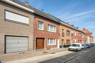 Ontdek deze ruime en degelijke woning, rustig gelegen aan de buitenrand van Ronse. Dankzij de mooie woonvolumes, drie slaapkamers, een zuidgerichte tuin met veel privacy en een ruime zolder biedt deze woning heel wat ruimte én mogelijkheden.Via de ruime inkomhal met trap komt u in de gezellige woonkamer, die mooi overgaat in de eetplaats. Aansluitend bevindt zich de keuken met praktische berging en een eerste toilet.Vanuit de keuken bereikt u de veranda, die een aangename overgang vormt naar de zuidgerichte tuin. Hier geniet u dankzij de beperkte inkijk van veel privacy en kunt u in alle rust van het buitenleven genieten. Een tuinhuis zorgt voor extra bergruimte.Op de eerste verdieping geeft de ruime nachthal toegang tot drie slaapkamers, een badkamer en een tweede toilet.Een absolute troef is de ruime zolder, bereikbaar vanuit de nachthal. Met een betonvloer en een nokhoogte van ca. 4,5 meter biedt deze verdieping bijzonder veel potentieel. Zo kunnen hier eventueel nog twee extra slaapkamers, een hobbyruimte, bureau of polyvalente ruimte worden ingericht.Daarnaast beschikt de woning over een praktische kelder, ideaal als extra opslagruimte.De troeven?Rustige ligging aan de buitenrand van RonseMooie woonvolumes en veel ruimte3 slaapkamersRuime zolder met uitbreidingsmogelijkhedenDegelijke constructie met betonnen gewelvenZuidgerichte tuin met veel privacyVeranda en tuinhuisPraktische kelderBent u op zoek naar een degelijke woning met veel ruimte, een rustige ligging en tal van mogelijkheden om ze volledig naar uw eigen smaak in te richten? Dan is deze woning beslist een bezoek waard.Neem contact op voor meer informatie of een bezoek via Caroline@immobeguin.be.