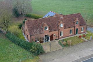 Op een unieke ligging in het groene Sint-Laureins vindt u deze veelzijdige woning met handelsruimte boordevol mogelijkheden. De...