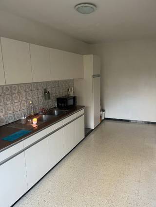 Te huur: ruim 2-slaapkamer appartement (115m²) – kleine residentie – EPC C<br /><br />Op de<strong> 1ste verdieping</strong> van een kleine en rustige residentie bevindt zich dit r<strong>uim en lichtrijk appartement</strong> met een bewoonbare oppervlakte van <strong>115m²</strong>.<br /><br />Indeling:
<ul>
	<li>inkomhal</li>
	<li><strong>ruime woonkamer</strong> met veel lichtinval</li>
	<li><strong>volwaardige keuken</strong></li>
	<li><strong>2 grote slaapkamers</strong></li>
	<li>badkamer met lavabo en bad</li>
	<li>apart toilet</li>
	<li>terras met buitenberging</li>
	<li><strong>garage inbegrepen</strong></li>
</ul>
Extra troeven:

<ul>
	<li> EPC C</li>
	<li>Rustige ligging</li>
	<li>Slechts enkele units in het gebouw (kleine residentie)</li>
</ul>
Dit appartement combineert ruimte, comfort en een <strong>aangename woonomgeving</strong>.<br /><br />Huurprijs: 1.100,-euro/maand + 40,- euro kosten/maand<br /><br />Ideaal voor wie graag ruim woont, met alle voorzieningen binnen handbereik.<br /><br />Interesse? Contacteer ons voor meer info of een bezoek! Mail naar matisse@dwimmo.be of bel naar 0472 87 62 87 voor het inplannen voor een bezoek.<br /> 