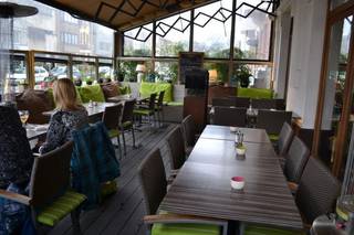 Het HANDELSPAND beschikt over een ruime, smaakvol ingerichte verbruikszaal met gezellige toog en een ruim overdekt en verwarmd zuidgericht terras...