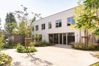 Dit authentieke Business Center, gelegen in de Bomastraat in Gent, is gespreid over 2 gebouwen, en biedt plaats aan 7 units. Met de vestiging van nieuwe winkels, kantoren en scholen groeit deze buurt uit tot een gloednieuw, levendig stadsdeel.<br /><br />De uitmuntende locatie - tussen de Oude Dokken en het historisch centrum van Gent - biedt een waaier aan opportuniteiten voor zowel een groeiend bedrijf als voor een gevestigde waarde. Het business center ligt op 1 km van station Gent-Dampoort en is ideaal bereikbaar met het openbaar vervoer. Een fietsenstalling is voorzien op de binnenkoer van het project.<br /><br />Deze unit bevindt zich op de eerste verdieping in het gebouw aan de achterzijde. Unit 3A heeft een oppervlakte van 266,77m² en is 24/7 toegankelijk met badgesysteem. Beide gebouwen zijn voorzien van verschillende sanitaire blokken en een lift tot op alle verdiepingen.<br /><br />De kantoren zijn op vandaag volledig gerenoveerd tot open units in industriële loftstijl. De renovatie omvatte het vervangen van de ramen evenals de thermische en akoestische isolatie. Er is een nieuwe gietvloer in PU, nieuwe voorgeschilderde witte houten plinten op alle wanden, nieuwe technieken, inbraakdetectie, video-parlofonie, branddetectie en alarmsysteem.<br /><br />Privatieve autostaanplaatsen zijn optioneel bij te huren. <br /><br />Voor meer informatie contacteer ons vrijblijvend via info@acasa.be of 09/321 03 00.