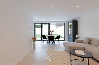 <p>Op zoek naar ruimte, een moderne afwerking en een centrale ligging?<br />Deze gerenoveerde woning nabij het centrum van Zottegem biedt het allemaal.</p><p>Bij het binnenkomen wordt u verwelkomd in een ruime inkomhal met voldoende ruimte voor het creëren van een bureau - perfect voor wie van thuis uit werkt of nood heeft aan een extra opbergruimte.<br />De lichtrijke leefruimte met open keuken vormt het hart van de woning en biedt een mooi uitzicht op de zuidgerichte tuin met terras.</p><p>Aansluitend aan de keuken bevindt zich een praktische keukenberging/wasruimte met directe toegang tot de grote garage, wat zorgt voor extra comfort en zorgeloos wonen nabij het centrum.<br />Daarnaast beschikt de woning ook over zowel een kelder als zolder, ideaal als bijkomende opslagplaatsen.</p><p>Op de eerste verdieping bevinden zich vier slaapkamers, een moderne douchekamer en een apart toilet.</p><p>Kortom, een instapklare en energiezuinige woning op een toplocatie.<br />Grijp deze kans en ontdek de troeven van deze woning ter plaatse!</p>