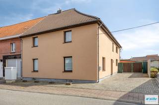 Deze zeer ruime woning is rustig en residentieel gelegen in Humelgem. Volledig vernieuwd in 1995 biedt nog tal van uitbreidingsmogelijkheden...