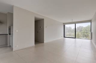 <p><span>Dit </span><span>recente doorzonappartement </span><span>(2013) aan de Blancefloerlaan, staat te koop aan de </span><span>begeerde Regattawijk in Antwerpen Linkeroever</span><span>. Het appartement ligt op een </span><span>centrale locatie</span><span> en op wandelafstand van het Rot, het Galgenweel en verschillende speeltuinen. Supermarkten, scholen, openbaar vervoer en invalswegen zijn </span><span>vlot bereikbaar</span><span>. Op nauwelijks 15 minuten trammen of fietsen bent u in hartje Antwerpen. </span></p><p><span> </span></p><p><span>Dit leuke appartement telt heel wat positieve kenmerken gezien dat het gelegen is in een zeer goed onderhouden appartementsgebouw daterend van </span><span>2013</span><span>. Het beschikt over </span><span>twee terrassen</span><span>, twee lichtrijke slaapkamers, een </span><span>EPC label A</span><span>, een </span><span>bewoonbare oppervlakte</span><span> van maar liefst </span><span>91m² </span><span>(cfr. EPC) en een </span><span>garagebox </span><span>optioneel bij aan te huren.</span></p><p><span>indeling</span><span>:</span></p><p><span>- inkomhal</span></p><p><span>- ruime, lichtrijke woonkamer van 33m² met aanpalend 2 terrassen, langs beide kanten.</span></p><p><span>- open keuken dewelke volledig geïnstalleerd is met een elektrische kookplaat, oven, ijskast, etc.</span></p><p><span>- nachthal </span></p><p><span>- technische berging met voorzieningen voor wasmachine en droogkast.</span></p><p><span>- eerste slaapkamer 11,5m²</span></p><p><span>- tweede slaapkamer 7,5m²</span></p><p><span>- badkamer voorzien van een ligbad en dubbele wastafel</span></p><p><span>- apart toilet</span></p><p><span>- privatieve garagebox optioneel bij te huren</span></p><p><span>Troeven</span></p><p><span>- centrale ligging in Linkeroever</span></p><p><span>- zeer ruime én lichtrijke leefruimte</span></p><p><span>- twee terrassen</span></p><p><span>- recent gebouw van 2013</span></p><p><span>- privatieve garagebox</span></p><p><span>- EPC label A</span></p><p><span>Ben jij geïnteresseerd in dit ruim én instapklaar appartement te koop in Linkeroever, ben je op zoek naar ander vastgoed, een investering of wens je de waarde van jouw eigendom te kennen? Dan ben je bij BOLT Immo aan het juiste adres! Wij helpen jou graag verder.</span></p><p><span> </span></p>