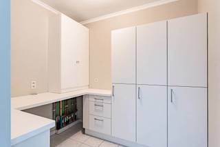 Op wandelafstand van het centrum van Hasselt is dit mooi onderhouden, gelijkvloers appartement gelegen. Het cultureel centrum, stadspark, winkels, openbaar vervoer,... bevinden zich in de directe omgeving (wandelafstand). Via de Luikersteenweg is het Anne Frankplein heel vlot bereikbaar. <br />Het appartement werd door de huidige eigenaars doorheen de jaren zeer goed onderhouden. De inkomhal is voorzien van een gastentoilet. De ruime L-vormige leefruimte heeft grote raampartijen die zorgen voor veel natuurlijk licht. Aansluitend is er een ruime open keuken voorzien van alle toestellen en afgewerkt met een natuurstenen tablet. Naast de keuken is er een handige berging met aansluiting voor een wasmachine en droogkast. Via de nachthal kom je in de 2 slaapkamers waarvan er 1 voorzien is van een ruime dressing. De badkamer is uitgerust met een inloopdouche, toilet en een lavabomeubel. Het terras (30m²) is westelijk georiënteerd met aansluitend een autostaanplaats. <br /><br />TROEVEN:<br />+ Elektriciteit conform<br />+ EPC label C = geen renovatieverplichting<br />+ Asbestveilig (bj 2003)<br />+ instapklaar<br />+ gelijkvloers met groot terras<br />+ parking aan appartement<br />+ residentiële omgeving<br /><br />Interesse? info@puur-groep.be of 011/873307