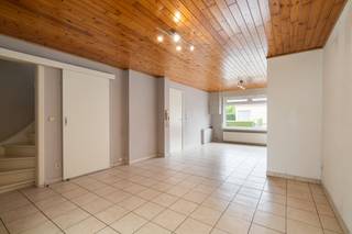 e op zoek naar een leuke woning met een grote en zuidgerichte tuin? Gevonden!<p>Deze woning is gelegen te Rinkhout in Zele, met een zeer goede verbinding naar autosnelwegen en op korte afstand van het centrum van Zele. Met het EPC D heb je ook geen renovatieverplichting!</p><p><br /></p><p>GLV: via de inkomhal (4m²) en berging onder de trap, bereiken we de ruime en lichtrijke woonkamer (40m²). De keuken (4m²) is basis ingericht en sluit mooi aan bij de woonkamer voor een ideaal contact tussen de twee ruimten. Verder is er nog de badkamer (4m²) met ligbad met douchevoorziening, toilet en lavabomeubel, alsook een handige berging (4m²) met aansluiting voor wasmachine en droogkast. </p><p>Buiten vinden we de zuidgerichte grote tuin met terras. </p><p>1steV: op de bovenverdieping bevinden zich de nachthal (5m²) en de 3 slaapkamers (14-9-5m²). </p><p><br /></p><p>Ook biedt de woning vele parkeermogelijkheden. Zo is er vooraan de woning een oprit voor 1 &amp; 2 wagens. </p><p>Achteraan is er een garage en autostaanplaats voorzien. </p><p><br /></p><p>Ben je benieuwd of je van dit huis jouw thuis kan maken? Maak snel een afspraak!</p>