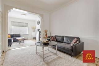 <p>Dit charmante gezinshuis ligt aan de rand van Aalst, vlak bij het stadscentrum, de OLV-campus, evenals het openbaar vervoer.</p><p>Op het gelijkvloers beschikt de woning over een ruime inkomhal, een gezellige zitkamer, een woonkamer, een grote en zeer goed uitgeruste keuken, een apart toilet, een badkamer met toilet, dubbele wastafel en douche, en een wasruimte. De woning beschikt tevens over een ingericht terras en een diepe tuin, een serre en een tuinhuisje. Ook aan opbergruimte is geen gebrek: aan de achterzijde bevindt zich een ruime voormalige stal met twee verdiepingen, ideaal voor het opbergen van allerlei materiaal of andere uitrusting.</p><p>Op de eerste verdieping bevinden zich twee ruime slaapkamers. Een vaste trap leidt naar de zolderkamer, die u naar eigen wens kunt inrichten als derde of vierde slaapkamer, als opslagruimte, als hobbykamer, als kantoor of als extra leefruimte.</p><p>Het huis is tevens voorzien van rolluiken, centrale verwarming op gas, een waterput, een conform elektrische installatie, een conformiteitsattest voor verhuur en bewoning, en beschikt over een gunstig EPC C-label, wat betekent dat er geen renovatieverplichting geldt.</p><p>Na ontvangst van de biedingen behoudt de verkoper zich het recht voor om al dan niet te verkopen aan het beste bod. De vermelde prijs is bijgevolg niet bindend voor de verkoper.</p><p>Meer info via 053/70.23.67 of info@derick.be</p>