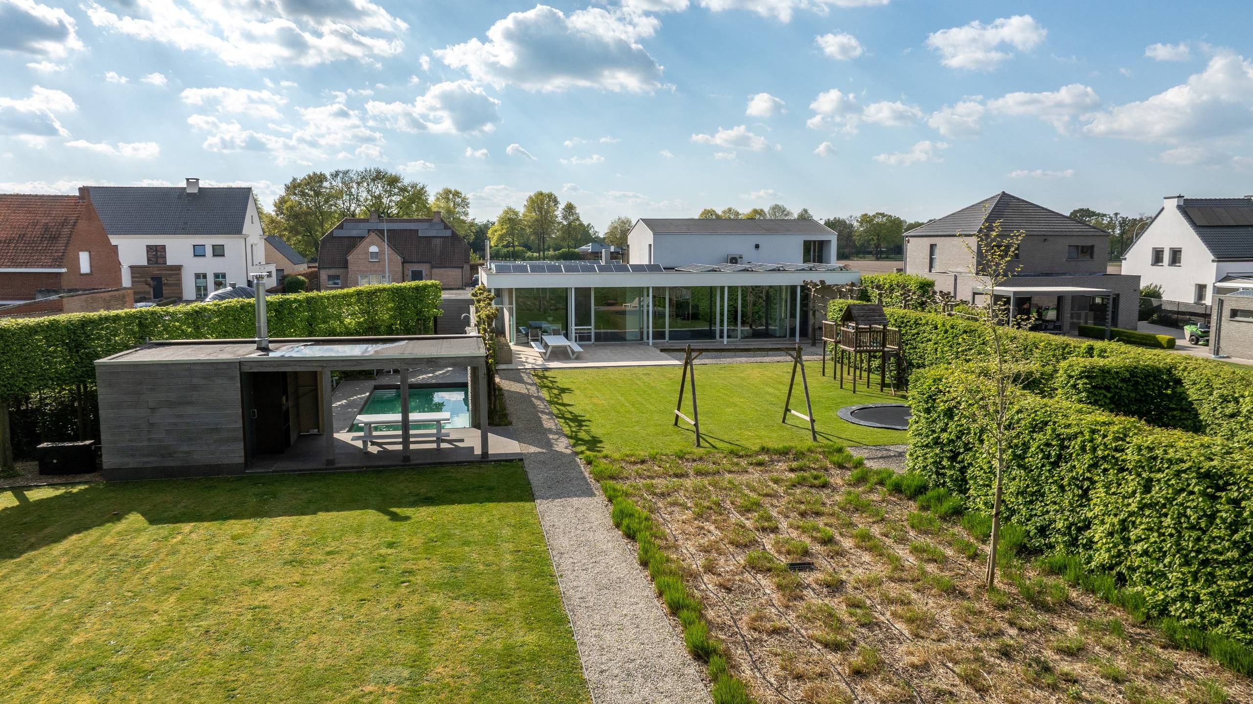 Strakke villa met buitenzwembad, wellness en kantoor/praktijk op 3.140 m² te Dessel - foto 3