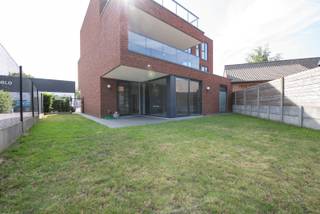 Prachtig ruim gelijkvloers appartement te Sint-Eloois-Vijve met tuintje en overdekt terras.Indeling: inkomhal, wc, berging, lichtrijke living met...