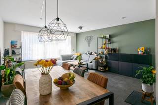 <p><span>Op zoek naar een </span><span>instapklaar appartement</span><span> met een groot terras én garage? Dit verzorgde appartement combineert een praktische indeling met een aangename buitenruimte en bevindt zich in een </span><span>kleinschalig gebouw met slechts 3 entiteiten</span><span>, waardoor de </span><span>gemeenschappelijke kosten beperkt</span><span> zijn.</span></p><p><span>Het appartement omvat een aangename </span><span>woonkamer met open keuken</span><span>, een afzonderlijke </span><span>berging met aansluiting voor wasmachine en droogkast</span><span> en een </span><span>apart gastentoilet</span><span>. Verder zijn er </span><span>2 slaapkamers</span><span> en een badkamer uitgerust met een </span><span>douche en badkamermeubel</span><span>.</span></p><p><span>Een absolute troef is het </span><span>ruime terras van maar liefst 44 m²</span><span>, ideaal om te genieten van de buitenlucht of gezellig te tafelen. Daarnaast beschikt het appartement over een </span><span>ruime garage met elektriciteit</span><span>, wat zorgt voor extra comfort en bergruimte.</span></p><p><span>Tot slot beschikt het appartement over een </span><span>conforme elektrische installatie</span><span> en een </span><span>EPC-label C</span><span>.</span></p><p><span>Kortom, een </span><span>instapklaar appartement</span><span> met een praktische indeling, </span><span>lage gemeenschappelijke kosten</span><span> en een </span><span>uitzonderlijk ruim terras</span><span>, aangevuld met een </span><span>ruime garage</span><span>.</span></p>