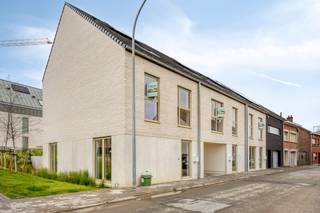 <h3>Instapklare BEN-woningen te koop in Denderleeuw – energiezuinig wonen tussen Brussel en Gent</h3><p>Ontdek de laatste volledig afgewerkte en onmiddellijk instapklare BEN-woningen in Denderlink, een kwalitatief nieuwbouwproject in Denderleeuw. Deze moderne gezinswoningen combineren hedendaagse architectuur, maximaal wooncomfort en uitzonderlijke energieprestaties op een rustige, maar bijzonder centrale locatie.</p><p>De woningen werden gebouwd volgens de strengste energienormen en beschikken over een verwarmingssysteem met vloerverwarming en zonnepanelen. Hierdoor geniet je het hele jaar door van een aangenaam binnenklimaat, een laag energieverbruik en aanzienlijk lagere energiekosten. Dankzij het BEN-karakter (Bijna-EnergieNeutraal) investeer je bovendien in een duurzame en toekomstgerichte woning.</p><p>Binnenin zorgen grote raampartijen voor een overvloed aan natuurlijk licht en een aangename woonbeleving. De hoogwaardige afwerking, doordachte indeling en energiezuinige technieken maken deze woningen ideaal voor gezinnen, koppels en pendelaars die op zoek zijn naar een zorgeloze woonoplossing.</p><p>Denderlink bevindt zich op een rustige locatie nabij het centrum van Denderleeuw, met winkels, scholen, horeca en recreatiemogelijkheden op korte afstand. Het station van Denderleeuw ligt vlakbij en biedt uitstekende treinverbindingen naar Brussel, Gent en andere belangrijke steden. Ook via de E40 bereik je vlot zowel Brussel als Gent, waardoor deze woningen perfect zijn voor wie werk en privé optimaal wil combineren.</p><p>Extra troeven:</p><ul><li><p>Volledig afgewerkt en onmiddellijk beschikbaar</p></li><li><p>BEN-woningen met uitstekende energieprestaties</p></li><li><p>energiezuinige vloerverwarming</p></li><li><p>Zonnepanelen inbegrepen</p></li><li><p>Lage energiekosten en maximaal wooncomfort</p></li><li><p>Veel natuurlijk licht dankzij grote raampartijen</p></li><li><p>Rustige maar centrale ligging</p></li><li><p>Vlotte verbinding naar Brussel en Gent</p></li><li><p>Station Denderleeuw op korte afstand</p></li><li><p>5 jaar vrijstelling van onroerende voorheffing</p></li></ul><p>Mis deze laatste kans niet om eigenaar te worden van een duurzame nieuwbouwwoning in Denderleeuw waar comfort, energiezuinigheid en een uitstekende bereikbaarheid perfect samenkomen.</p>