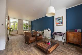 <p><strong>Instapklare 2-slaapkamer appartement in het bruisende hart van Antwerpen te koop!</strong></p><p>Dit prachtig appartement in het hart van Antwerpen combineert comfort, stijl en ruimte op een ideale manier. Met een bewoonbare oppervlakte van ca. 105 m² biedt de woning alle nodige ruimte voor comfortabel wonen.</p><p>Het appartement beschikt over twee volwaardige slaapkamers, beide met veel natuurlijk lichtinval. Daarnaast is er een badkamer voorzien van een douche, enkele lavabo en toilet.</p><p>De ruime en lichtrijke woonkamer vormt het centrale hart van de woning. Dankzij de grote raampartijen geniet u hier de hele dag door van een aangename natuurlijke lichtinval. De open indeling biedt bovendien tal van mogelijkheden om een gezellige zit- en eetruimte naar eigen smaak in te richten.</p><p>Aangesloten aan de woonkamer vinden we de keuken terug met ingebouwde koelkast, kookvuur op gas, dampkap, dubbele pompbak, voldoende bergruimte alsook een aansluiting voor een wasmachine. </p>