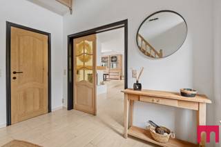 <p>Charmant wonen met ’n grote tuin. Willen we dat niet allemaal? Maarrrrr eerlijk is eerlijk: da’s niet altijd makkelijk om te vinden.</p>
<p>SURPRISE! Want wat op ’t eerste zicht al een groot stulpje lijkt, is in werkelijkheid euh…nóg groter. Deze vrijstaande villa beschikt namelijk over een vloeroppervlakte van 358m² , 5 mogelijke slaapkamers en een bureel. Daar kan je al iets mee toch?<br /><br /></p>
<p>Of ‘ie nieuw is, vraag je? Nee. Je gaat misschien nog wel zaken willen aanpakken, maar het fijne is dat het perfect instap klaar is. De eigenaar heeft bij de oprichting alvast het perfecte voorbeeld gegeven en heeft in de eerste plaats gekozen voor duurzame, kwaliteitsvolle materialen zoals natuurstenen vloer een eiken trap, binnendeuren en parket. Deze woning kreeg in 2023 een setje zonnepanelen en een nieuwe verwarmingsketel.</p>
<p>En heb je gespot dat de benedenverdieping al een ultrastijlvolle make-over kreeg? <br /><br />Indeling:</p>
<p>Of je je welkom voelt als je zo’n inkomhal binnenstapt? Absoluut! Niks mis met wat heerlijk degelijke grandeur, vinden wij. Een royale binnenstapper met lekker veel lichtinval en een gastentoilet: that’s the way we like it.</p>
<p>Om de hoek stappen we de woonkamer in langs de statige dubbele deur. En ja hoor, die grandeur loopt hier gewoon door, of wat had je gedacht? En heb je de ramen rondom gespot?<br /><br />Een ruime woonkamer met uitzonderlijk veel lichtinval en een panoramisch zicht op de tuin. Deze tuin is voorzien van een groot terras grenzend aan de keuken en woonkamer zoals dat tegenwoordig moet. Een vijver en een omheind deel voor de diertjes. Verder is er op de gelijkvloers nog de compleet ingerichte keuken, badkamer, kantoor en een eerste slaapkamer of zie je deze laatste kamer liever als <span>speelkamer of hobbykamer of een tweede kantoor beneden? Kies gerust wat jouw gezin nodig heeft. </span></p>
<p>Een wasberging met <span>aansluitingen voor wassen en drogen en een inpandige garage voor twee wagens maakt de benedenverdieping van deze villa compleet. </span></p>
<p>Dat is al heel wat, maarrrr we zijn er nog niet: er is namelijk nog een volledige bovenverdieping die zit te wachten op een nieuwe bewoner. hier vinden we nog 4 (slaap)kamers, een complete badkamer, afzonderlijk toilet. Heb je gezien dat twee slaapkamers beschikken over een terras?</p>
<p><span>Een laatste bonus om mee af te sluiten? Dit huis ligt in een groene en rustige omgeving in een prestigieuze buurt van Merksplas. </span></p>