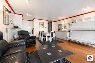 <p>Te koop: Ruime studio met zijdelings zeezicht te Oostduinkerke.</p>
<p> </p>
<p>Als absolute troef beschikt deze studio over een aangenaam terras met zijdelings zeezicht, waar u elke dag kunt genieten van een uniek vakantiegevoel aan de Belgische kust. De lichtrijke leefruimte sluit aan op het terras en zorgt voor een open en aangenaam gevoel. Dankzij het EPC-label B geniet je van een energiezuinige woonst met extra comfort. Ideaal als vaste verblijfplaats, tweede verblijf aan zee of interessante investering aan de Belgische kust.</p>
<p> </p>
<p>Belangrijkste ruimtes:<br />• Inkomhal met praktische circulatie naar de leefruimtes.<br />• Gezellige living met veel lichtinval en toegang tot het terras.<br />• Keuken met functionele indeling.<br />• Badkamer uitgerust met de nodige voorzieningen.<br />• Apart toilet.<br />• Terras om buiten te genieten.</p>
<p> </p>
<p>Troeven:<br />• Zijdelings zeezicht.<br />• Lichtrijke leefruimte met terras.<br />• Energiezuinig appartement met EPC-label B.</p>
<p> </p>
<p>Neem vandaag nog contact op met je ERA-makelaar voor een bezoek.</p>
<p> </p>
<p>JOUW DROOMAPPARTEMENT. ZO GEVONDEN!</p>