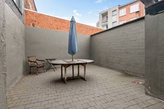 Deze polyvalente woning is ideaal gelegen in het centrum van Merksem, een plek waar men geniet van het beste van beide werelden. Terwijl je rust...