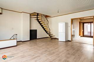 Op een goede locatie te Elzenstraat (SKW) bevindt zich deze ruime, op te frissen woning met 2 slaapkamers. U bevindt zich hier in het centrum,...