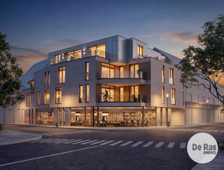 <p><strong>AALST – Nieuwbouwproject Residentie De Gentpoort in het centrum van Aalst</strong><br /><br />In het centrum van Aalst wordt Residentie De Gentpoort gerealiseerd, een hedendaags nieuwbouwproject met 7 appartementen en 2 handelsruimtes. Dankzij de centrale ligging bevinden winkels, horecazaken, diensten en openbaar vervoer zich op wandelafstand.<br /><br />De appartementen beschikken elk over 2 slaapkamers, 1 of 2 badkamers en 1 of 2 terrassen met een gunstige oriëntatie. Ook voor ondernemers biedt dit project interessante mogelijkheden. Eén handelsruimte beschikt over een private tuin, terwijl de andere uitgeeft op het levendige Vredeplein.<br /><br />Op het vlak van comfort en energiezuinigheid zet Residentie De Gentpoort sterk in op moderne technieken. De innovatieve ICF-bouwmethode zorgt voor een goede isolatie, luchtdichtheid en akoestisch comfort. Daarnaast worden de appartementen uitgerust met een geothermische warmtepomp, vloerverwarming met passieve koeling, ventilatiesysteem D, driedubbele beglazing en zonnepanelen.<br /><br />Ook aan praktisch comfort is gedacht. De ondergrondse parkeerkelder beschikt over 7 autostaanplaatsen en 7 private bergingen en is toegankelijk via een autolift. Verder zijn er ondergrondse en bovengrondse fietsenstallingen voorzien. Een lift, videofoon en smartlocks zorgen voor extra gebruiksgemak.<br /><br />De appartementen worden aangeboden volgens het sleutel-op-de-deurprincipe, waarbij u nog keuzes kunt maken voor onder meer de vloeren, keuken en het sanitair. De handelsruimtes worden casco opgeleverd, zodat u deze naar eigen wens en volgens de noden van uw activiteit kunt inrichten.<br /><br />Residentie De Gentpoort combineert hedendaagse architectuur, energiezuinig wooncomfort en een centrale ligging. Zowel voor eigen bewoning als voor een investering of commerciële activiteit biedt dit project interessante mogelijkheden.<br /><br />Aankoop onder gesplitst stelsel:<br />Grondwaarde: €82.771,88 (12% registratierechten)<br />Constructiewaarde: €248.315,63 (21% btw)<br />Totaal incl. btw, excl. kosten en excl. notariskosten: €393.166,41<br /><br />Contacteer ons voor meer informatie over de beschikbare appartementen en handelsruimtes via 053/60.65.60.</p>