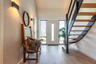 Deze woning, gelegen op een perceel van 702 m², straalt meteen een gevoel van rust, comfort en verfijnde kwaliteit uit. De verzorgde gevel in...