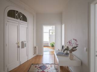 <p><span>GHENT - Appartement spacieux et de caractère avec vue sur le parc de la Citadelle dans un bâtiment historique</span></p><p><span> </span></p><p><span>L'appartement est situé au premier étage du bâtiment emblématique 'Parc Residence' conçu par l'architecte Oscar Van de Voorde. </span></p><p><span>Le bâtiment a une valeur historique en tant que premier immeuble d'appartements de grande hauteur à Gand dans un style éclectique, avec des motifs ornementaux annonçant le style Art déco. </span></p><p><span> </span></p><p><span>Principaux atouts en bref : </span></p><ul><li><span>Facilité d'accès à proximité du centre-ville</span></li><li><span>Situation exceptionnelle le long du Citadelpark</span></li><li><span>Hauts plafonds, moulures et abondance de lumière naturelle</span></li><li><span>Présence d'un garage</span></li><li><span>Proximité des transports en commun et des voies d'accès</span></li><li><span>Nombreux éléments authentiques </span></li><li><span>Spacieux appartement de 220 m² avec 3 chambres et 2 salles de bains</span></li><li><span>Grand espace de vie donnant sur l'étang du Citadelpark</span></li></ul><p><span> </span></p><p><span>Disposition :</span></p><p><span>L'appartement est situé au premier étage, accessible par le hall d'entrée central avec un ascenseur historique ouvert en fer forgé. </span></p><p><span>Le spacieux hall d'entrée central mène au grand espace de vie avec vue sur le parc de la Citadelle. Les grandes fenêtres laissent entrer beaucoup de lumière dans l'appartement. Un bureau/chambre est attenant à l'espace de vie. </span></p><p><span>Un long couloir donne accès aux trois chambres et aux deux salles de bains. Les salles de bains sont adjacentes et sont équipées de deux douches à l'italienne et de beaux meubles de lavabos. </span></p><p><span>Il y a également une cuisine séparée équipée de nombreux placards et adjacente à une salle de stockage pratique et à une buanderie. </span></p><p><span>Enfin, l'appartement dispose d'une agréable terrasse couverte et de toilettes séparées. </span></p><p><span> </span></p><p><span>Important :</span></p><p><span>Prix indicatif : € 825.000 euros incluant le garage box et le stockage en sous-sol</span></p><p><span> </span></p><p><span>Vous rêvez d'un appartement de caractère unique avec vue sur le parc de la Citadelle ? </span></p><p><span>Contactez rapidement l'agence immobilière Axel Lenaerts pour plus d'informations ou pour une visite au </span><span>09 245 24 24</span><span> ou hannelore@axellenaerts.be</span></p><p><span> </span></p>