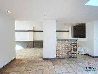 Située au coeur de la rue commerçante de Tubize, spacieuse maison de commerce offrant de multiples possibilités! Celle-ci est composée d'un...