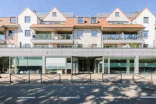 <p><span>Destelbergen</span><span> - Lichtrijk appartement met zicht op de Damvallei</span></p><p><span> </span></p><p><span>Op een rustige en centrale ligging in Destelbergen bevindt zich dit verzorgd appartement op de eerste verdieping met twee slaapkamers, ruime terrassen en open zicht op de Damvallei. </span></p><p><span>Dankzij de praktische indeling en de grote raampartijen geniet u hier van een aangename woonomgeving nabij het groen, met veel natuurlijke lichtinval doorheen het appartement.</span></p><p><span> </span></p><p><span>Enkele troeven:</span></p><ul><li><span>Instapklaar appartement met veel lichtinval</span></li><li><span>Centrale ligging nabij Gent en belangrijke invalswegen</span></li><li><span>Terrassen aan de voor- en achterzijde (samen ca. 81 m²!) zodat u de hele dag door van de zon geniet</span></li><li><span>Afgewerkt met oog voor detail en kwalitatieve materialen</span></li><li><span>Lift aanwezig</span></li><li><span>Nabij Damvalleimeer, Reinaertpark en sporthal Bergenmeers</span></li><li><span>Inclusief kelderberging en garagebox</span></li></ul><p><span> </span></p><p><span>De indeling gaat als volgt: </span></p><p><span>Via de inkomhal met gastentoilet komt u binnen in de lichtrijke leefruimte die aansluit op de geïnstalleerde keuken met praktische berging voorzien van aansluiting voor wasmachine.</span></p><p><span>De leefruimte en keuken geven uit op het terras aan de voorzijde van het gebouw, waar u geniet van een mooi groen uitzicht over het Damvalleimeer.</span></p><p><span> </span></p><p><span>Via de nachthal bereikt u de badkamer met inloopdouche, lavabo en toilet, alsook de twee volwaardige slaapkamers die beide toegang geven tot het terras achteraan. Eén slaapkamer beschikt bovendien over een ensuite met sanitaire aansluitingen, waardoor eenvoudig een extra douchekamer kan worden ingericht.</span></p><p><span> </span></p><p><span>Doorheen het appartement werd bovendien voorzien in praktische ingemaakte kasten, wat zorgt voor extra bergruimte en een verzorgde uitstraling. </span></p><p><span> </span></p><p><span>Verder beschikt het appartement over een kelderberging en een ondergrondse garagebox.</span></p><p><span> </span></p><p><span>Belangrijk: </span></p><p><span>Richtprijs: 475.000 EUR</span></p><p><span>EPC: B (118,14 kWh/m² jaar)</span></p><p><span> </span></p><p><span>Contacteer Axel Lenaerts Makelaars voor meer informatie of een bezoek: <span>destelbergen@axellenaerts.be</span></span><span> of 09/219.08.77</span></p>