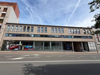Kantoorruimte van 137 m² met twee parkeerplaatsenOp de eerste verdieping van een strategisch gelegen bedrijfsgebouw aan de Bredastraat 112 bevindt zich deze kantoorruimte van circa 137 m², inclusief twee buitenparkeerplaatsen.Het pand ligt in de wijk Dam, op een boogscheut van Park Spoor Noord en de volop ontwikkelende Slachthuissite. Dankzij de nabijheid van belangrijke invalswegen is de locatie bijzonder goed bereikbaar. De op- en afrit Merksem ligt op minder dan 1,5 kilometer en biedt een directe aansluiting op de E19 Antwerpen–Breda en de Antwerpse Ring.De kantoorruimte is ingedeeld in verschillende afzonderlijke ruimtes, die flexibel kunnen worden ingericht als werkplekken, vergaderruimtes of individuele kantoren. Daarnaast beschikt de verdieping over een kitchenette en twee toiletten.De twee bijbehorende parkeerplaatsen vormen een belangrijke extra troef voor medewerkers of bezoekers.