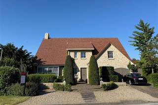 This surprisingly spacious villa is located in a fantastic location near the center of Hoogstraten. LayoutYou enter the villa through the entrance...