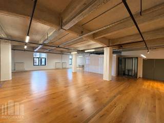 Fantastisch gelegen kantoor van 274 m² te huur op hippe locatie nabij <strong>Dok noord </strong>en het bruisende stadscentrum van Gent, met een uitstekende aansluiting op de Gentse binnenring. De bereikbaarheid is uitstekend dankzij het openbaar vervoer in de buurt. Het station Gent-Dampoort bevindt zich op slechts 1 kilometer wandelafstand.<br /><br />De instapklare kantoorruimte bevindt zich op de eerste verdieping en bestaat uit een ruime <strong>open space</strong> met een flexibele indeling. De ruimte kan naar eigen wens worden ingericht. Daarnaast beschikt het kantoor over een kitchenette, een aparte belruimte, moderne ledverlichting en sanitaire voorziening aanwezig. Tevens zijn er voldoende <strong>parkeermogelijkheden</strong>.<br /><strong>Onmiddellijk beschikbaar!</strong><br /><br />Neem vandaag nog contact op met <strong>PANORAMA B2B GENT KANTOREN</strong> voor meer informatie of om een vrijblijvend plaatsbezoek in te plannen via het nummer<strong> 0477 44 39 30</strong>.