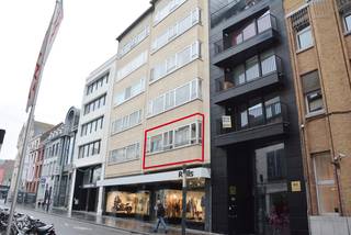 Dit ruim, lichtrijk en in de Leiestraat gelegen appartement (123 m²) vraagt zeker jullie aandacht. Indeling : Een grote inkomhal met gastentoilet (+ handwasser), een grote living met vast parket (30 m²), een ingerichte keuken, een badkamer (dubbele lavabo en bad/douche), 3 slaapkamers (6, 12 en 13 m²) en een kelder. Het appartement werd voorzien van nieuwe geluidswerende en isolerende aluminium ramen. Het appartement is gelegen op 50 m. van de Grote Markt, Carrefour, een beenhouwerij, een bakkerij en een bushalte. 