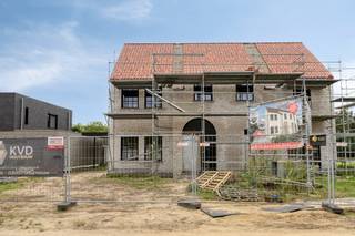 Gelegen in de straat Kopberg te Balen-Hulsen geniet deze duurzame woonst van een uiterst rustige ligging met toch tal van faciliteiten in de nabije omgeving. Daarnaast beschikken we over een vlotte verbinding met alle omliggende gemeenten.<br /><br />Beschrijving:<br />We betreden deze ruime en kwalitatief afgewerkte woning via de inkomhal met vestiaireruimte en apart gastentoilet. Vervolgens komen we terecht in de lichtrijke leef- en eetruimte, dewelke naadloos overgaat in de volledig uitgeruste, open keuken met achterliggende bergruimte. Vanuit de open ruimte betreden we het terras, waar het heerlijk vertoeven is dankzij de gunstige oriëntatie.<br /><br />Op de eerste verdieping worden er 3 volwaardige slaapkamers alsook een luxueuze badkamer voorzien. Verder bevindt er zich in de nachthal nog een apart toilet alsook een aparte wasplaats. De vaste trap biedt ons tot slot nog toegang tot de zolderverdieping. Deze grote zolder biedt nog tal van mogelijkheden.<br /><br />Het zuid-west geörienteerde perceel van 461m² zorgt nog voor een aangename tuin waarbij naast de woning een carport wordt voorzien. Als extra troef kan men vanuit de achtertuin rechtstreeks het achterliggende bos en natuurgebied bewandelen.<br /><br />Extra:<br />- Zonnepanelen aanwezig<br />- Rolluiken op de bovenverdieping<br />- Carport naast de woning<br />- Domotica inbegrepen (Niko Home Control)<br /><br />Voor meer informatie maken we graag tijd voor u vrij. U kunt hiervoor een afspraak maken via info@vastengoed.be of telefonisch via 014/72.73.74.<br /><br />Wenst u een gratis schatting van uw eigendom? Contacteer ons voor een afspraak via 014/72.73.74.