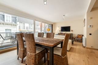 Luxe, licht en leven in hartje Blankenberge – jouw nieuwe duplex wacht op je! Stap binnen in dit eigentijdse, lichtrijke duplexappartement en...