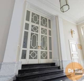 AALST - HERENHUIS MET UNIEKE ELEMENTEN<br /><br />Dit pand, uit de tweede helft van de 19de eeuw, ligt op het tracé van de oude stadsvesten en verbindt het Vredeplein met de Esplanade, op wandelafstand van het station. Het zou ook een geliefde plek geweest zijn voor Valerius De Saedeleer en Pierre Cornelis.<br />De toegang van het huis bestaat uit een grote poort met arduinen omlijsting met rechtstanden die het erboven gelegen balkon met ijzeren hek ondersteunen, maar vooral verbinding maken met het tuintje en de immense traphal. Vooraan het gebouw is er de woonkamer, achteraan de eetplaats met zitruimte en aparte keuken met ontbijthoek.<br /><br />Elk verdiep heeft minstens twee slaapkamers, badkamer en keuken of kitchenette. Het was ingedeeld zodat wonen op elke verdiep mogelijk was, tot de kelder toe.<br />Op het zolderverdiep is er een loft met keuken, badkamer en een prachtig terras met zicht op Aalst en haar skyline.<br /><br />Benieuwd naar de historische charme, parketvloeren, marmeren schouwmantels en sierlijke lambriseringen op de hoge plafonds? Kom dan zeker eens een kijkje nemen naar dit uniek herenhuis! <br /><br />Belangrijke troef: het goed is gekend als onroerend erfgoed en is aldus vrijgesteld van renovatieverplichting!<br /><br />Bel 053/60.65.60